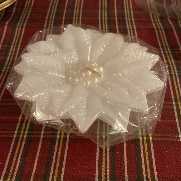 New white poinsettia candle - Picture 4 of 7